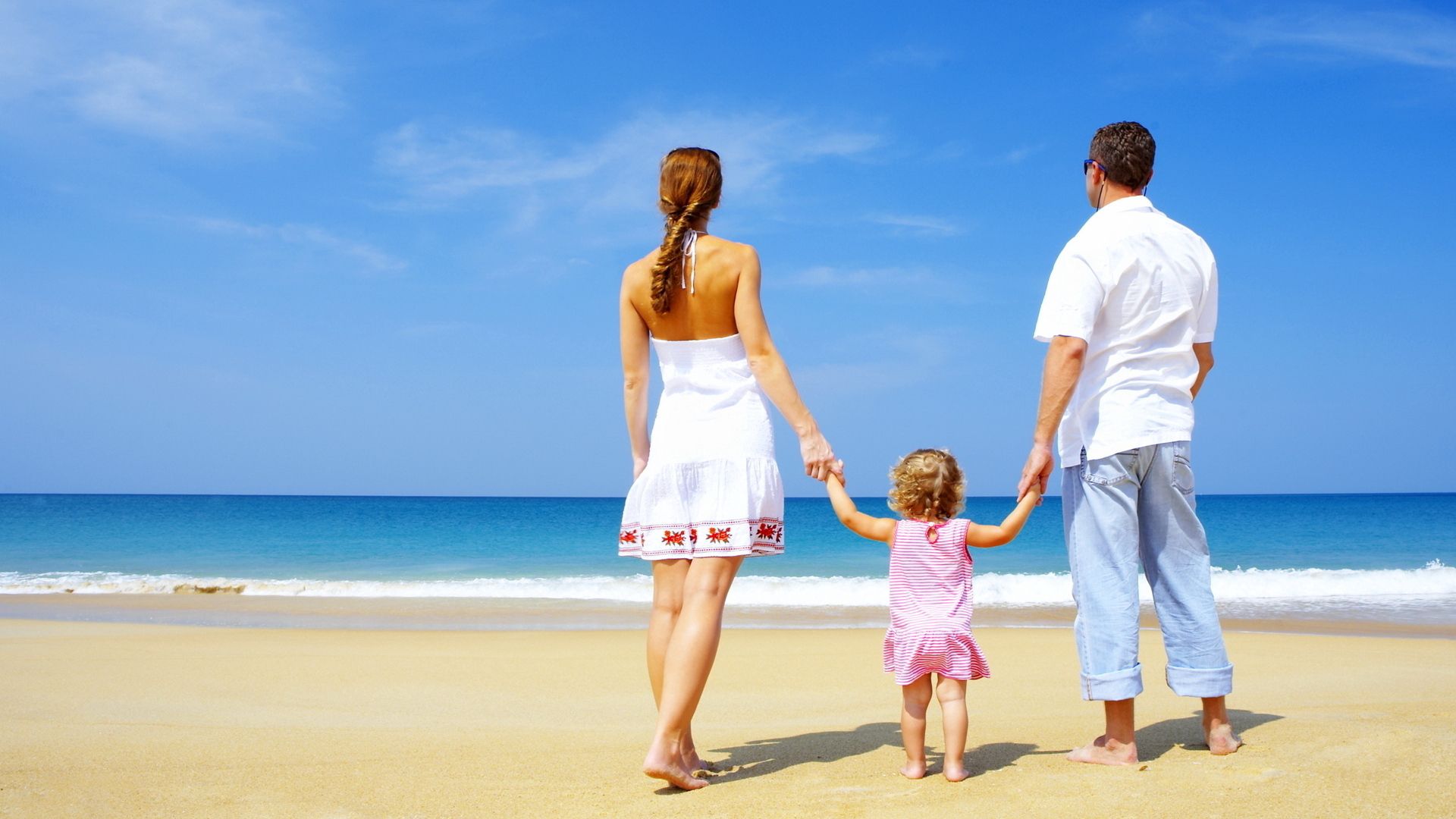 Мама папа на пляже. Семья на море. Дети на море с родителями. Счастливая семья. Счастливая семья с детьми на море.