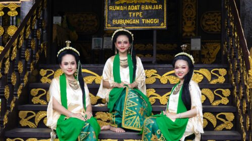 Beautiful Indonesian Women in Traditional Banjar Dress Desktop Wallpaper