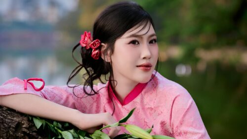 Elegant Asian Woman in Pink Traditional Dress 4K Desktop Wallpaper