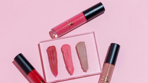 Minimalist Makeup Aesthetic with Lip Gloss Swatches 4K Desktop Wallpaper