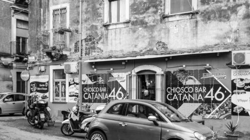 Black and White Catania Street Scene with Vintage Italian Charm 4K Wallpaper