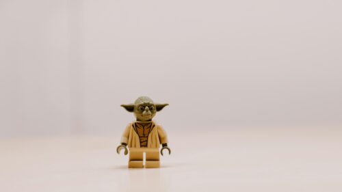 Minimalist LEGO Yoda Star Wars Character 4K Desktop Wallpaper