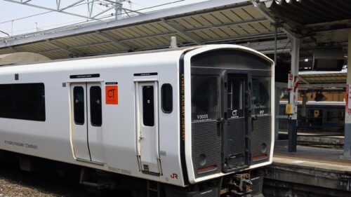 JR Kyushu 817 Series Commuter Train at Station Platform Desktop Wallpaper