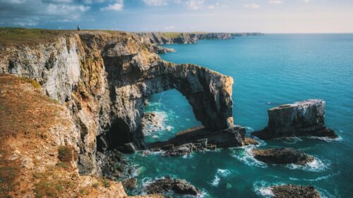 Stunning Green Bridge of Wales Coastal Cliffs 4K Desktop Wallpaper