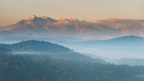 Breathtaking Misty Mountain Peaks at Sunrise PC Wallpaper