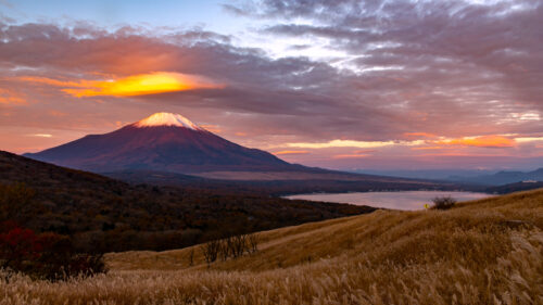 Breathtaking Sunset View of Mount Fuji and Lake Yamanaka 4K Desktop Wallpaper
