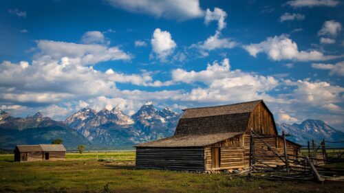 Rustic Barn with Teton Mountain Range Scenic View 4K Wallpaper