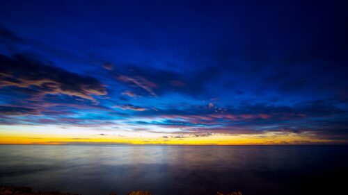 Stunning Sunset Over Calm Ocean Horizon 4K Desktop Wallpaper
