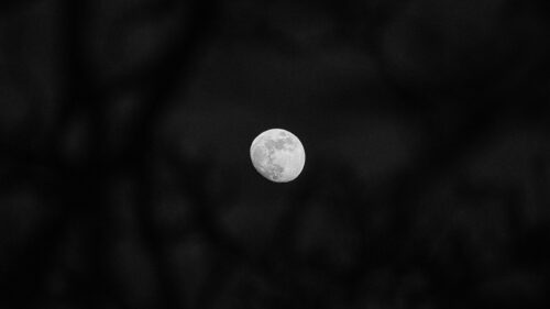 Minimalist Night Sky with Glowing Moon Desktop Wallpaper