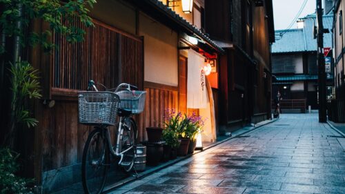 Charming Kyoto Traditional Alleyway with Bicycle at Dusk 4K Wallpaper