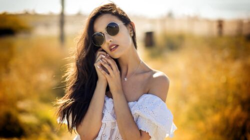 Beautiful Woman Wearing Round Sunglasses in Golden Hour Sunlight PC Wallpaper