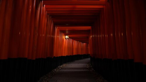 Stunning Fushimi Inari Shrine Red Torii Gate Tunnel 4K Desktop Wallpaper