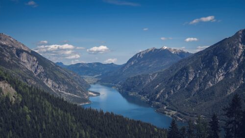 Breathtaking Alpine Lake Surrounded by Majestic Mountains Desktop Wallpaper
