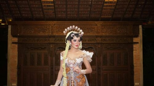 Elegant Javanese Bride Traditional Wedding Portrait 4K Wallpaper
