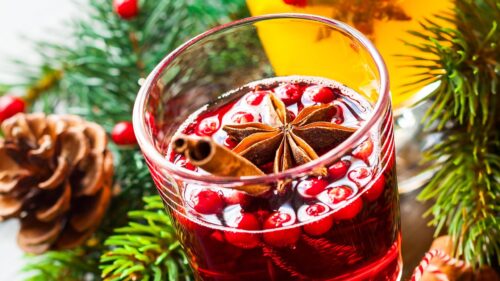 Cozy Christmas Mulled Wine with Cinnamon and Cranberries Desktop Wallpaper