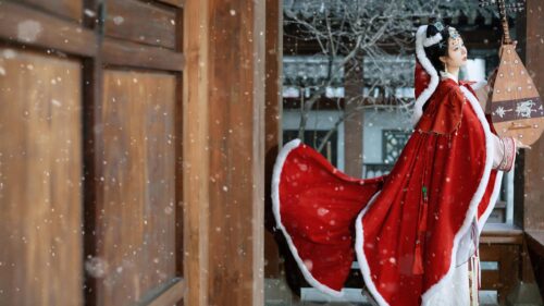 Stunning Chinese Traditional Hanfu Beauty Playing Pipa in Winter Snow 4K Wallpaper