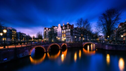 Stunning Amsterdam Canal Night View with Illuminated Bridges and Architecture 4K Wallpaper
