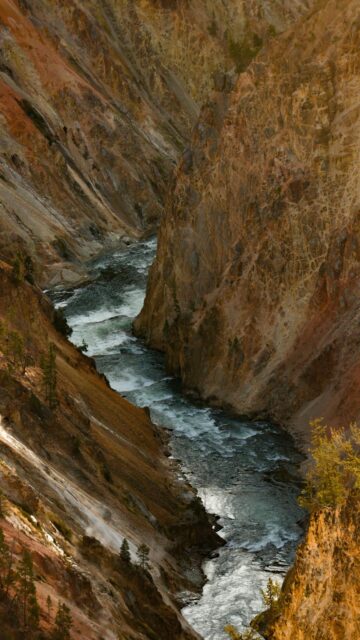 rugged-canyon-mobile-wallpaper
