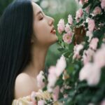 Pink Roses in Bloom: A Serene Mobile Wallpaper