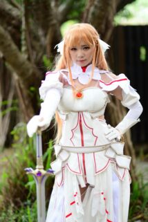 Cosplayer Dressed As Asuna From Sword Art Online Posing Outdoors With A Sword – Free 4K HD Download