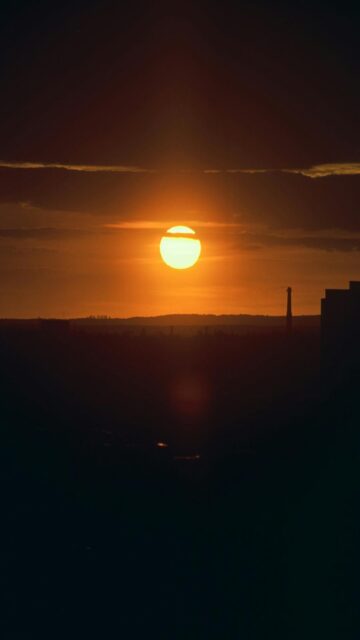 Golden Sunsets Over Cityscapes: Mobile Wallpaper