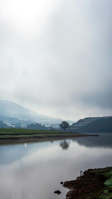 serene-mountain-reflection