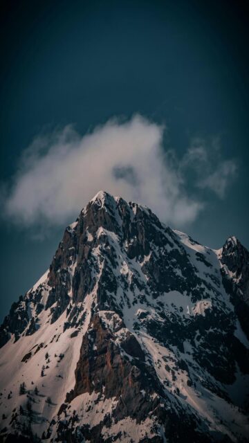 serene-snow-covered-mountain-peaks-under-a-cloudy-sky