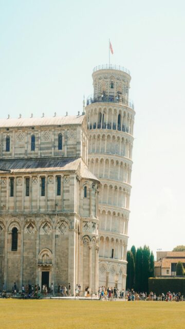 pisa-leaning-tower-clear-sky-mobile-wallpaper