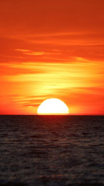 Vibrant Ocean Sunset Wallpaper