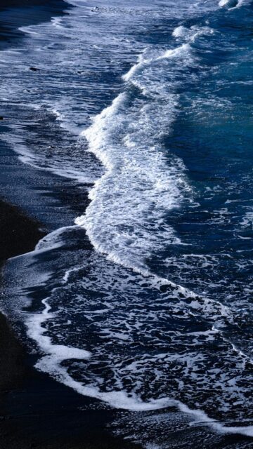 Mobile Wallpaper: Waves Crashing on Dark Sand Beach