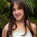 brown-haired-woman-with-bangs-smiling