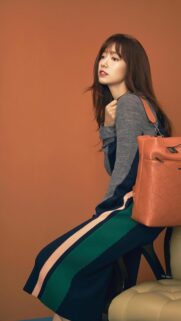 Stunning Park Shin Hye Portrait with Stylish Leather Backpack Wallpaper
