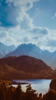 Stunning Alpine Lake and Mountain Peaks Mobile Wallpaper – High Resolution Landscape