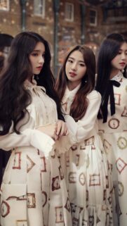 Elegant K-Pop Idols in Vintage Frame Pattern Dresses High Resolution Mobile Wallpaper