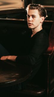Austin Butler 4K Mobile Wallpaper – High Quality Portrait Background