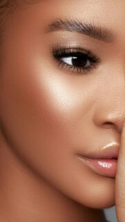 Stunning High-Fashion Beauty Portrait Close-up Mobile Wallpaper