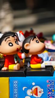 Cute Shin-chan Action Figure Duo HD Mobile Wallpaper