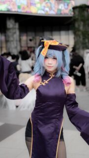 Stunning Qiqi Genshin Impact Cosplay Mobile Phone Wallpaper