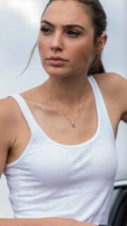 Stunning Gal Gadot 4K Mobile Wallpaper – Premium Portrait for Phone