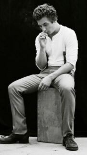 Jeremy Allen White High Quality Mobile Wallpaper – Sharp Portrait Background