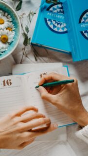 Manifestation Journaling Aesthetic and Law of Attraction Daily Goals Wallpaper