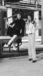 Chic Fashion Models in Vintage Retro Style Monochromatic Wallpaper