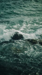 Pisces Dreamy Ocean Wave Spiritual Growth and Financial Wisdom Wallpaper