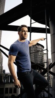 Ryan Reynolds High Quality 4K Mobile Wallpaper for Smartphone Screens
