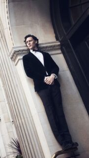 Tom Hiddleston High Quality Mobile Wallpaper – Premium 4K Portrait Background