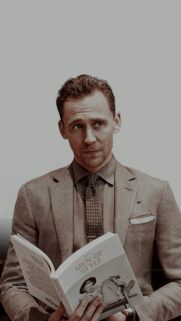 Tom Hiddleston High Quality Mobile Wallpaper – Premium HD Background for Phone