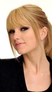 Taylor Swift Stunning Portrait High Resolution Mobile Wallpaper