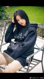 Yang Chaoyue Street Style Fashion Portrait Mobile Wallpaper