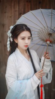 Elegant Chinese Girl in Traditional Hanfu with Paper Umbrella Wallpaper