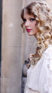Beautiful Taylor Swift Portrait with Curly Blonde Hair High Definition Wallpaper